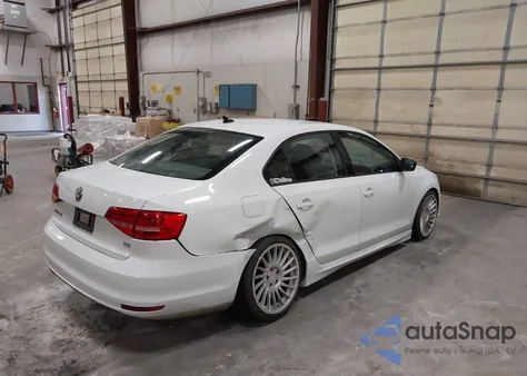 2015 Volkswagen Jetta 1.8T Se z USA, uszkodzony, nr VIN 3VWD17AJ3FM296049